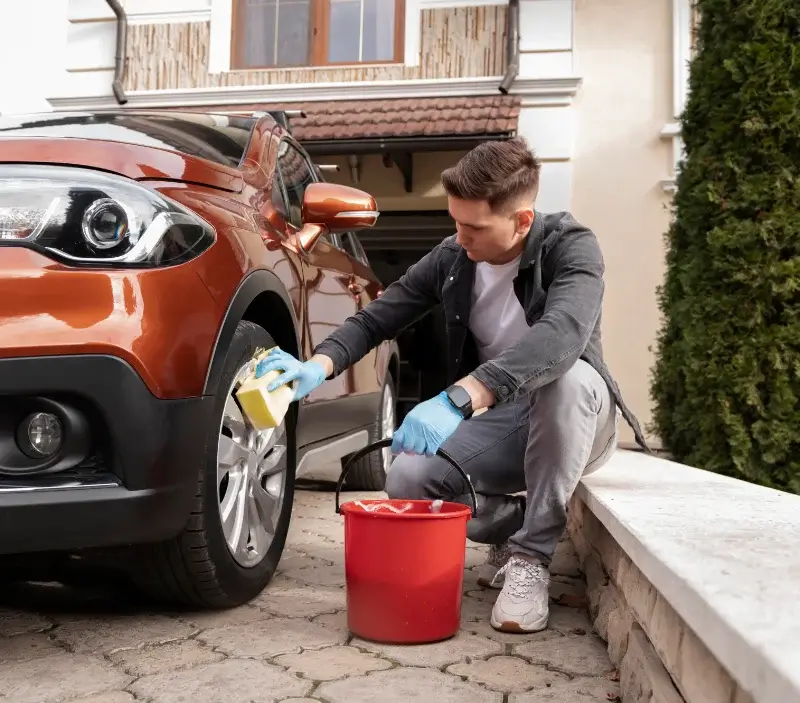 Lavage auto à domicile Le Thuit de l'Oison : professionnel intervenant sur un véhicule